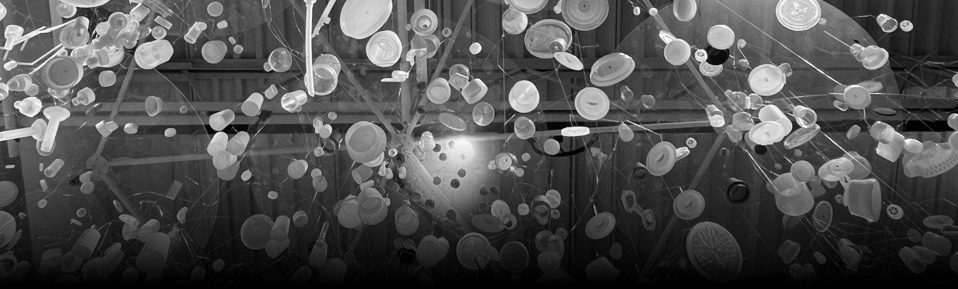 Une photographie monochrome d'objets en plastique rétroéclairés
